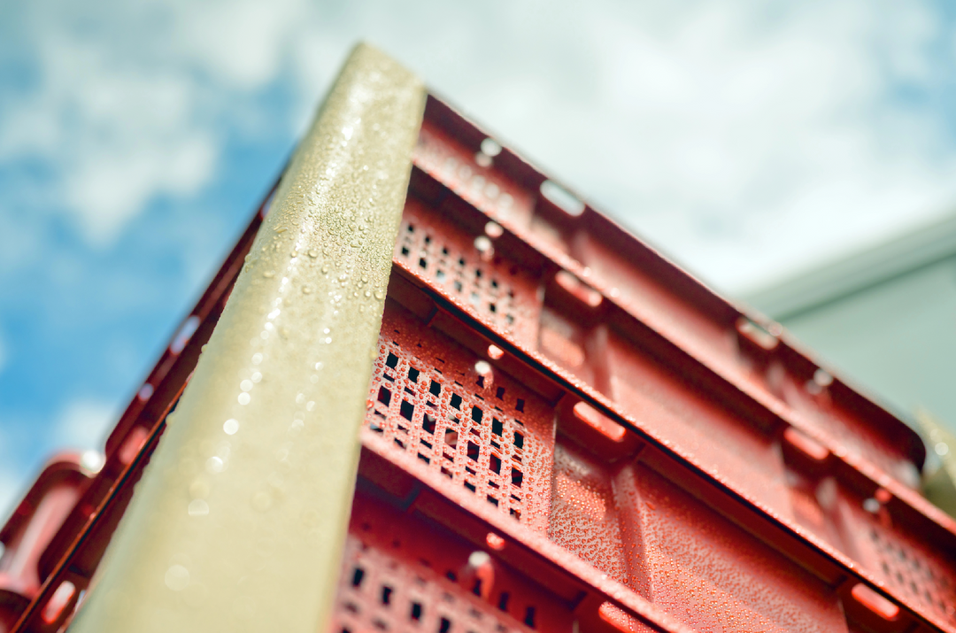 Water repellent kraft cardboard angles 1500 x 50 x 50 x 4mm shown for moisture-resistant edge protection